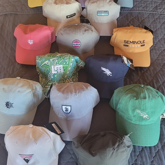 Assorted golf caps with various course logos - Picture 6 of 9